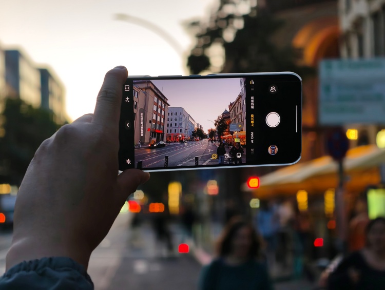 传音5.93mm超薄曲面屏手机发布！IFA 2025现场一手体验来了