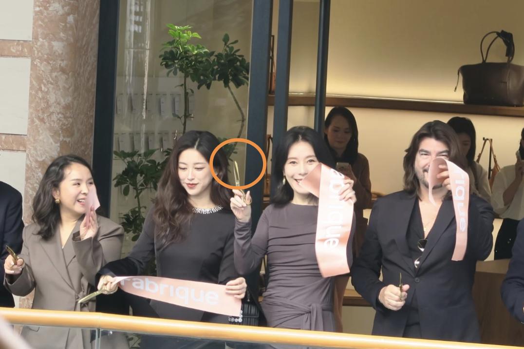 朱珠同台蔚来老板娘，她穿黑裙举香槟优雅，王屹芝指来指去不礼貌