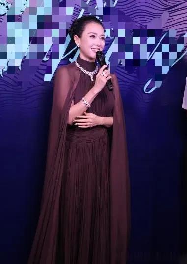 46岁章子怡增肥后更漂亮！穿深紫薄纱长裙好显贵，美到差点认不出