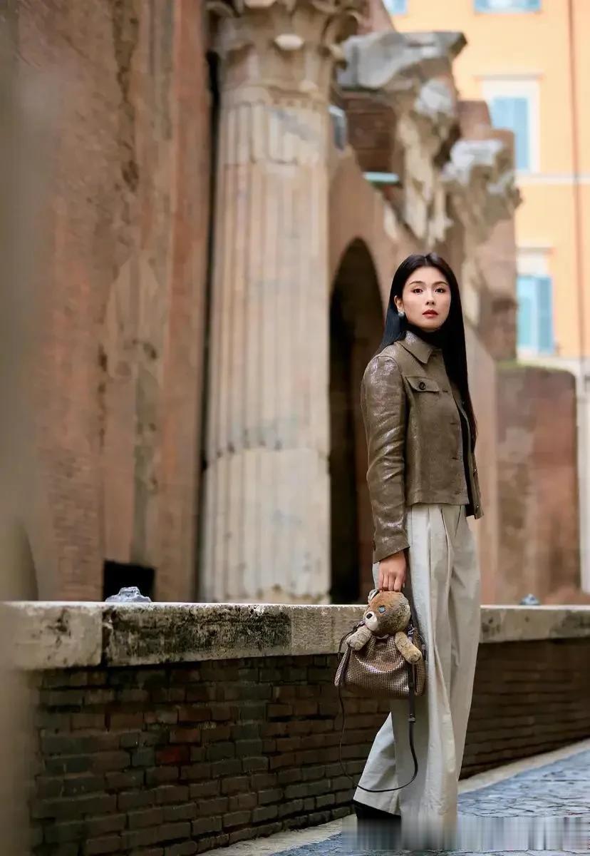 刘涛换风格后真时髦!棕色皮衣+阔腿裤+短靴,洋气又高级!