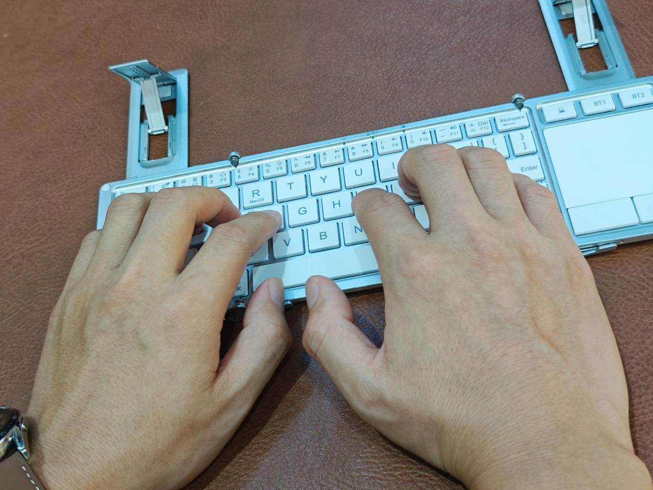 键盘也卷“三折叠”？BOW折叠蓝牙键盘，移动办公便携利器！