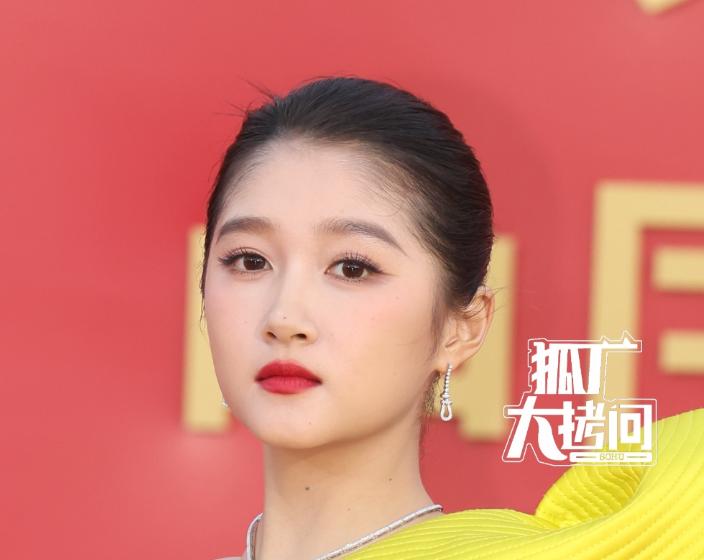 金鸡奖这一夜，辛芷蕾、关晓彤圆润发福，男明星造型普遍拉垮！