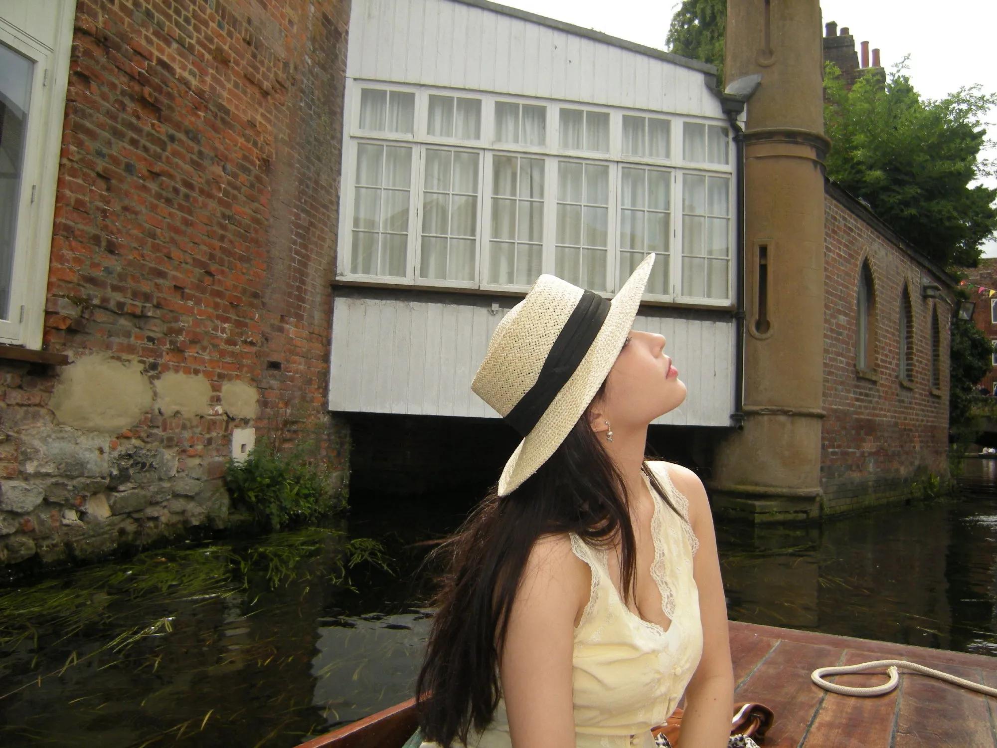 程潇晒游玩美照，以绿茵河岸为背景，风景好漂亮但人更漂亮呀！