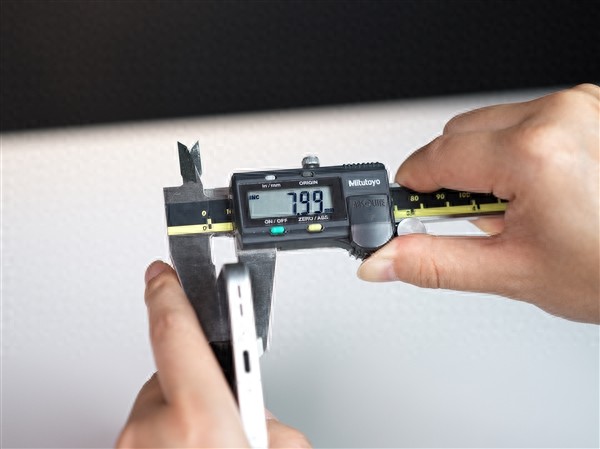 OPPO Find X9真机首曝:厚度不到8mm 电池增加1000多mAh