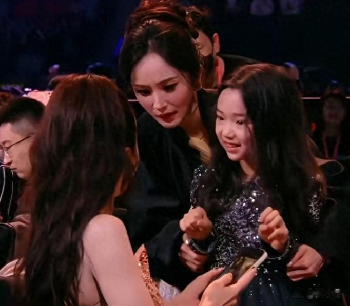 杨幂嫌弃董璇拍照,董璇给小酒窝和杨幂拍照,很迅速地就拍完了