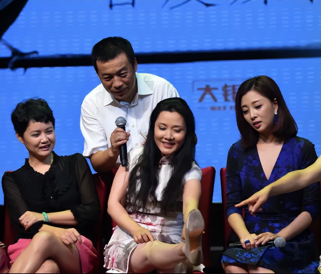 当62岁何赛飞、60岁茹萍和46岁殷桃同框,女人的美真的与年龄无关