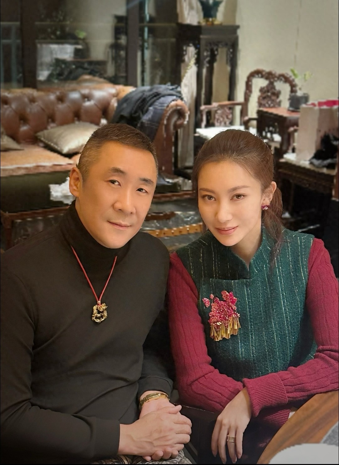 章子怡哥哥结婚20周年晒全家福，章父章母保养年轻，仨子女颜值高