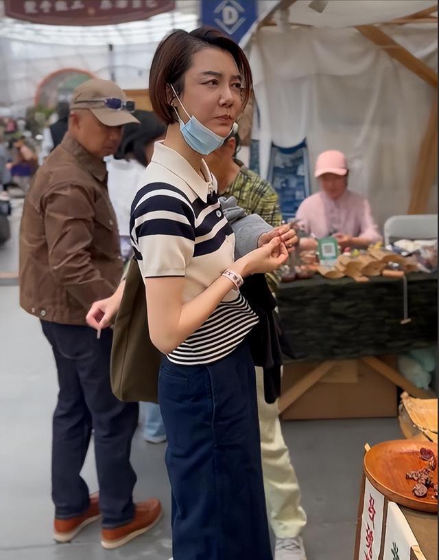 43岁明星车晓约朋友逛街，喝25块钱酒嫌贵，离婚13年羡慕普通情侣