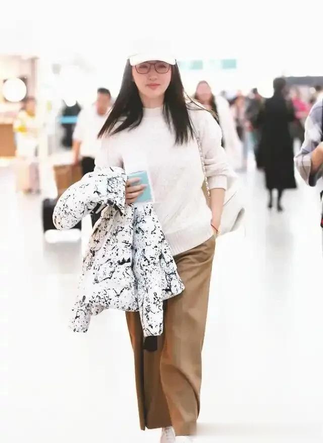 杨钰莹真是中年女人的穿搭标杆！穿毛衣配“奶奶裤” 气质让人羡慕