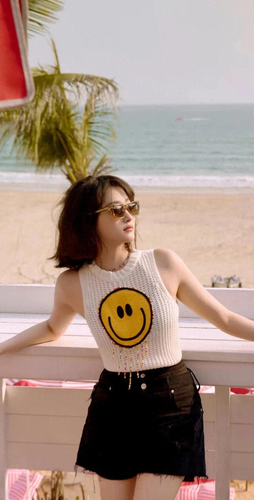 海边甜辣风!关晓彤新造型引爆网络!