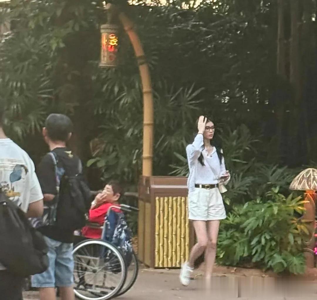 奚梦瑶现身香港迪士尼乐园游玩,她真人太美了,个子超过1.7米