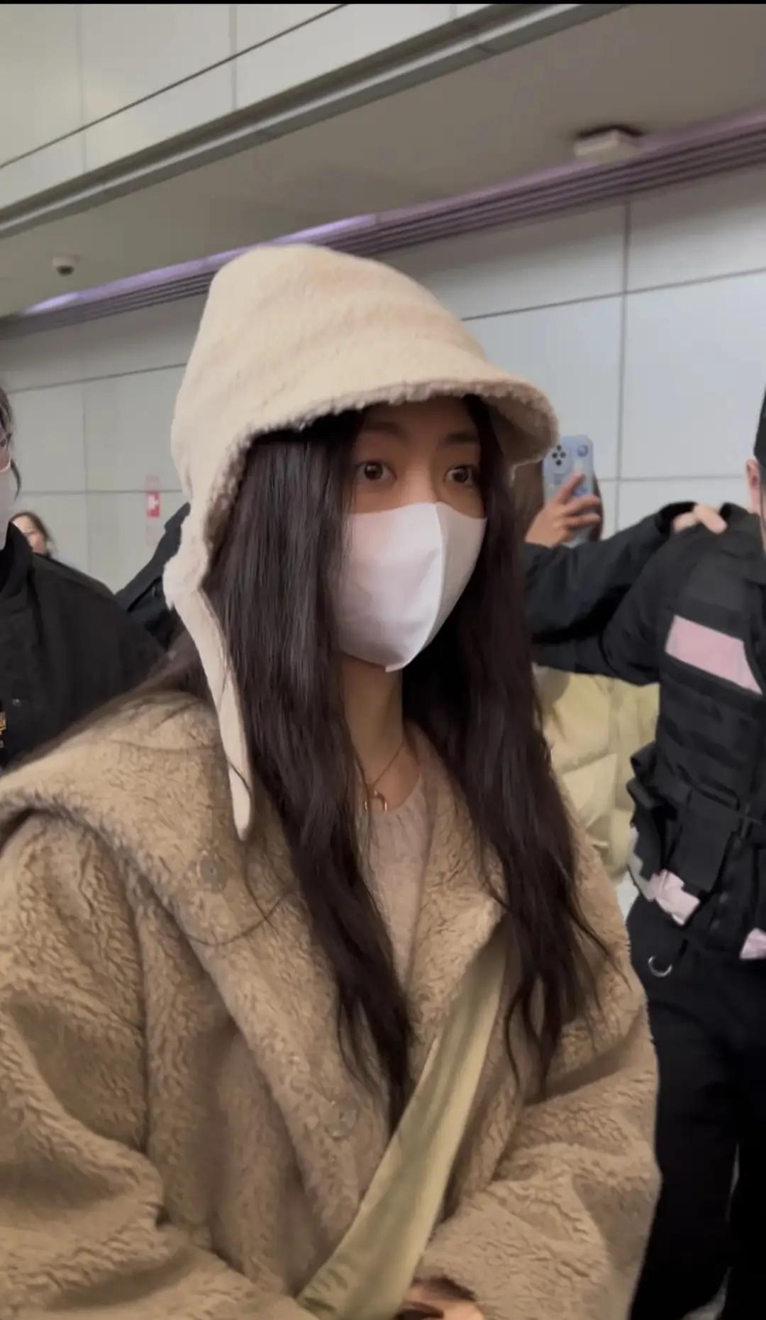 谭松韵穿泰迪大衣现身机场，毛绒帽造型软萌又可爱