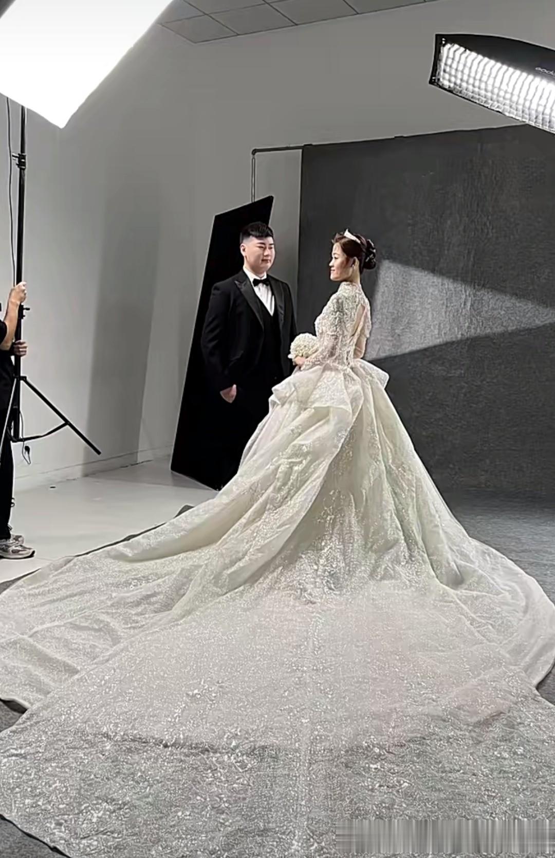 朱小伟陈萌带孩子参加姐姐雪梅的婚礼！小伟瘦点了，和媳妇挺般配