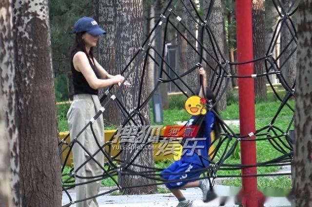 高圆圆陪女儿在公园玩耍 一起打闹活力满满