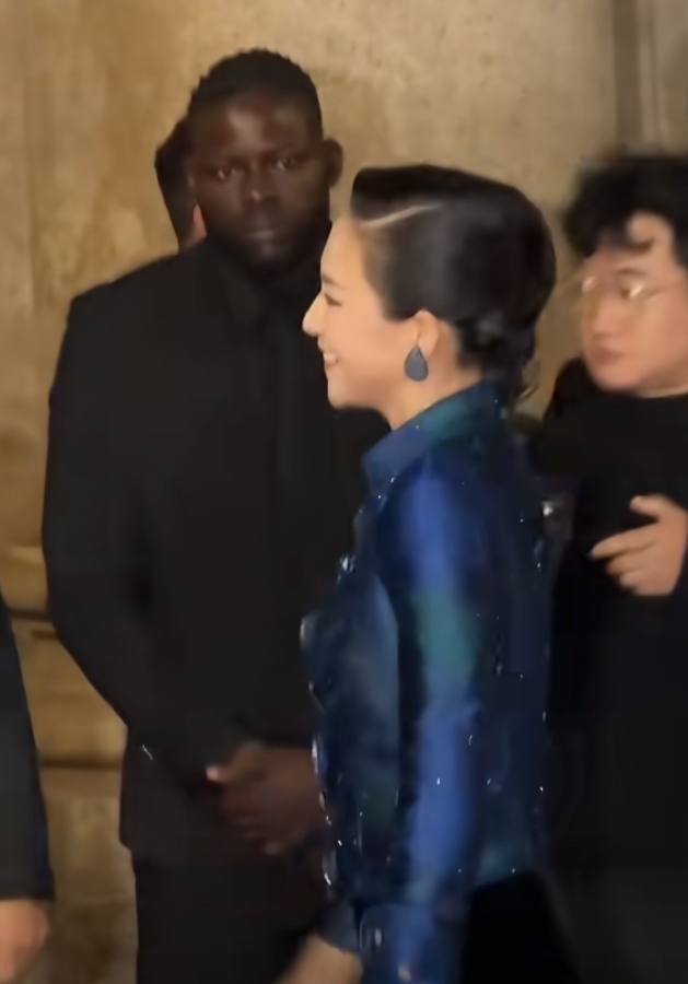 章子怡亮相米兰时装周,蓝色渐变刺绣外套搭盘发,美出新高度