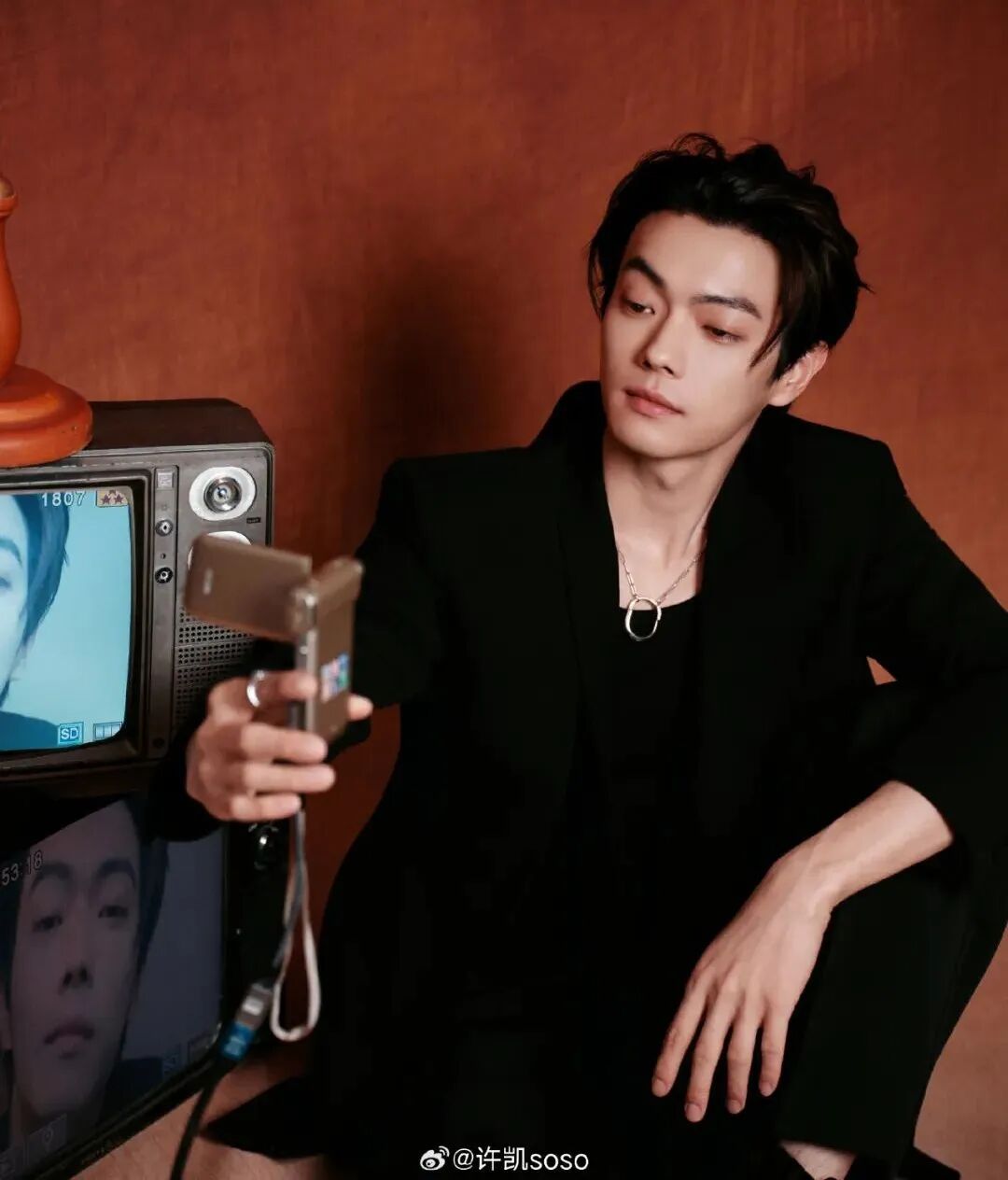 热搜第一！知名男星被曝长期聚众赌博，警方回应