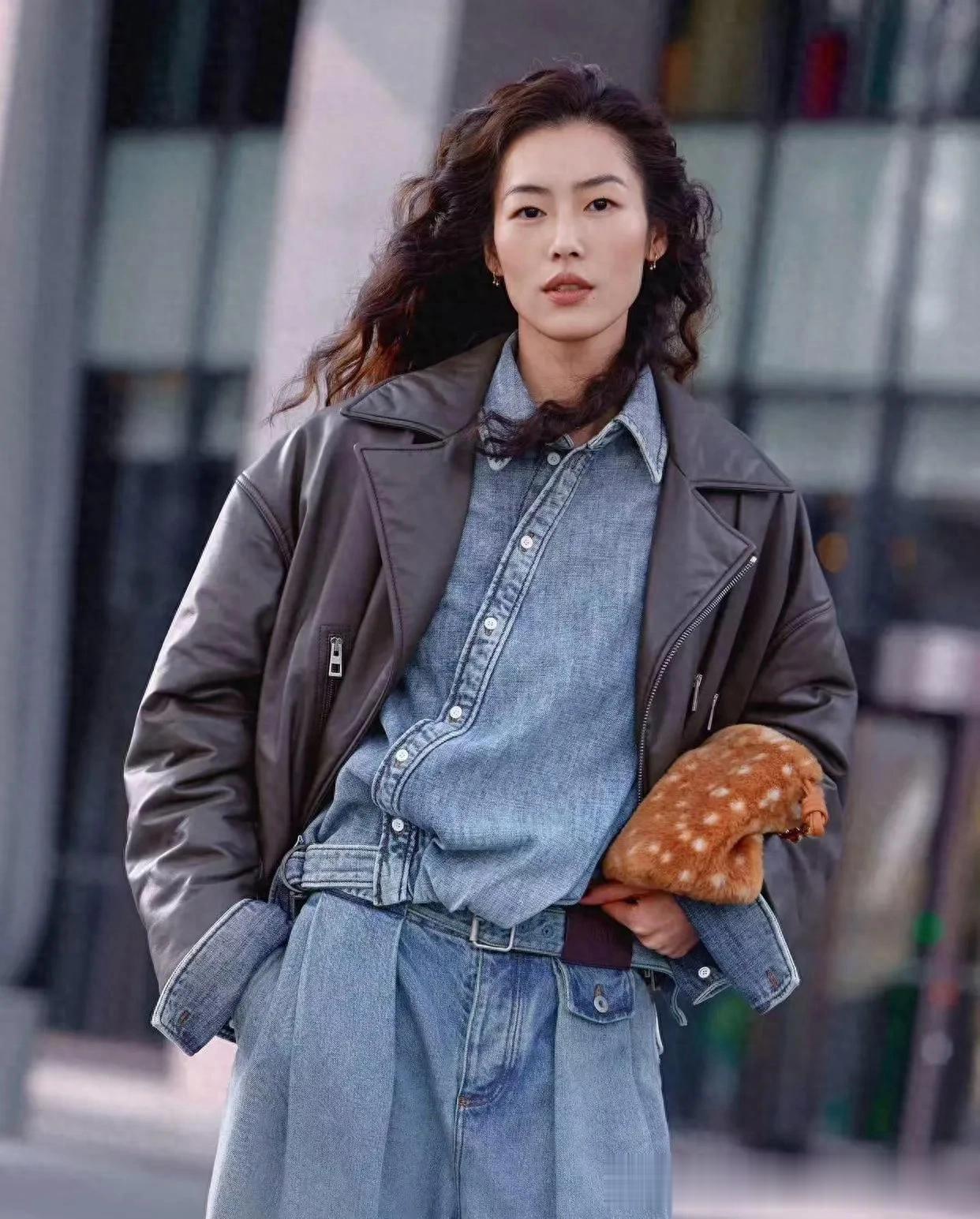 刘雯烫了羊毛卷大变样!穿皮夹克+牛仔裤,时髦洋气又高级!