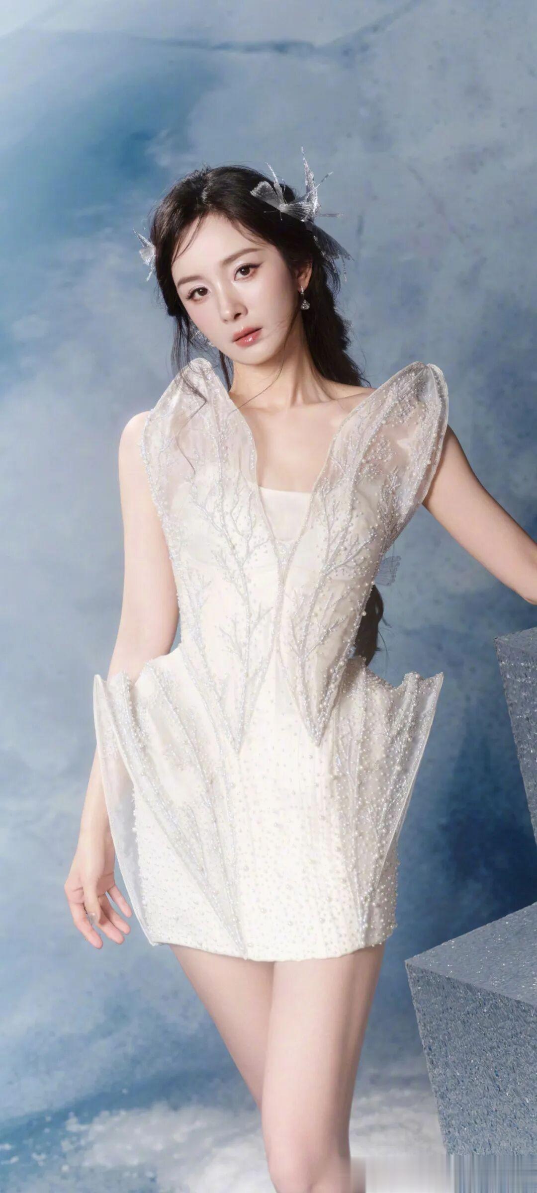 杨幂，悄然栖于她发间