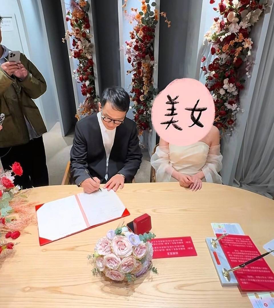 60岁港星二婚后长居内地农村,亲自烧柴煮鸡,未见新婚妻子身影