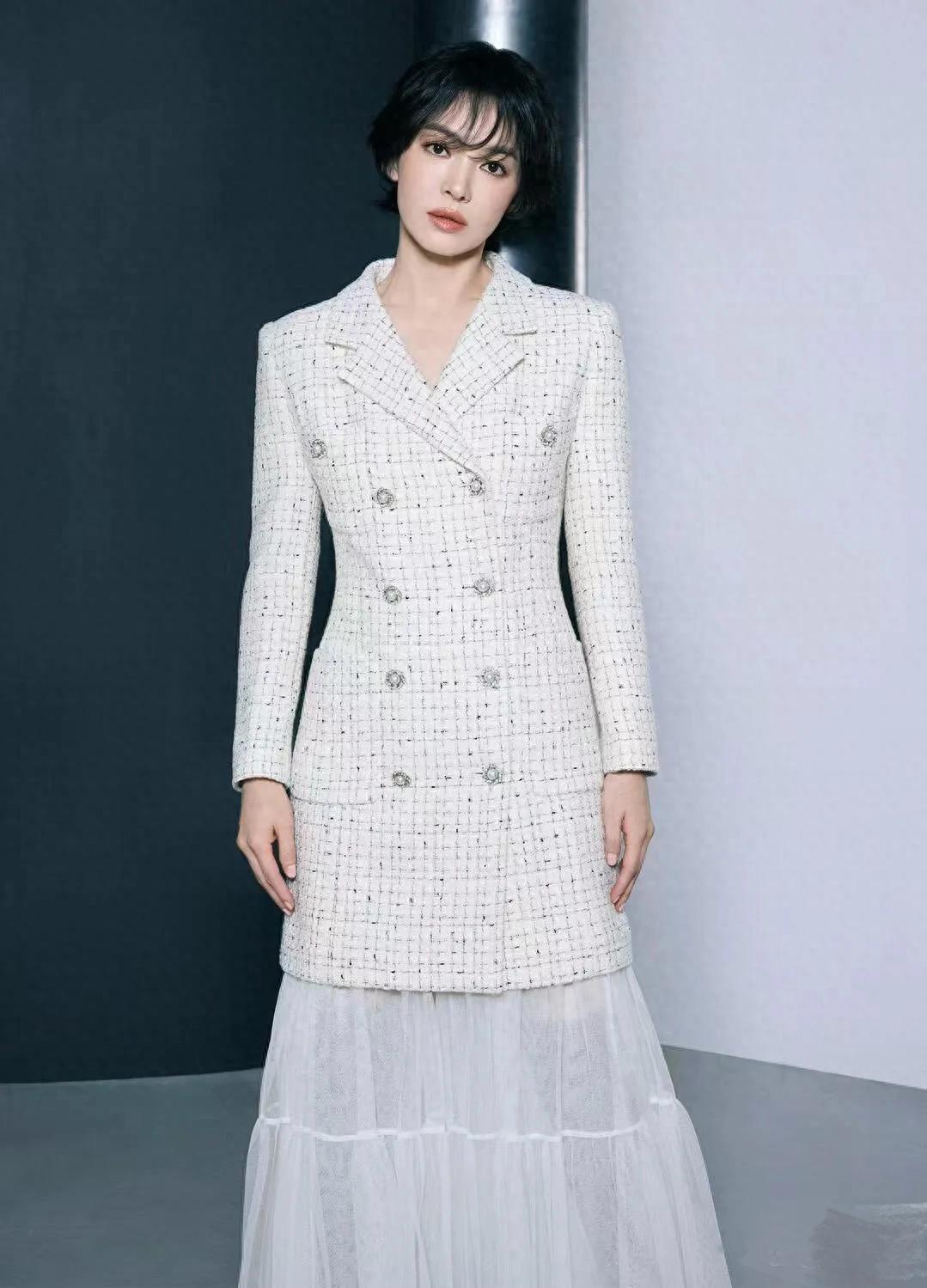 43岁宋慧乔新剪短发气质大变！穿粗花呢外套白色纱裙，高级洋气！