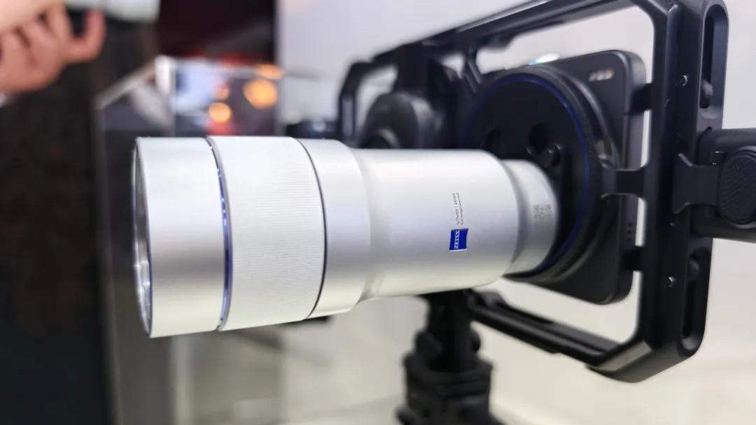 在MWC26，我摸到了vivo X300 Ultra真機