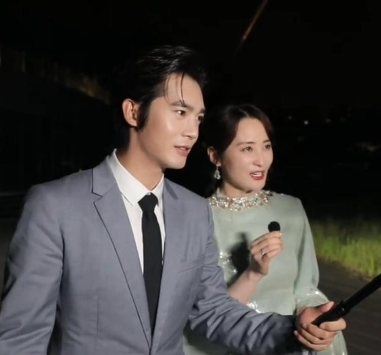 央视中秋晚会这夜,一舞台的专业歌手,却愣是没唱过两个跨界演员