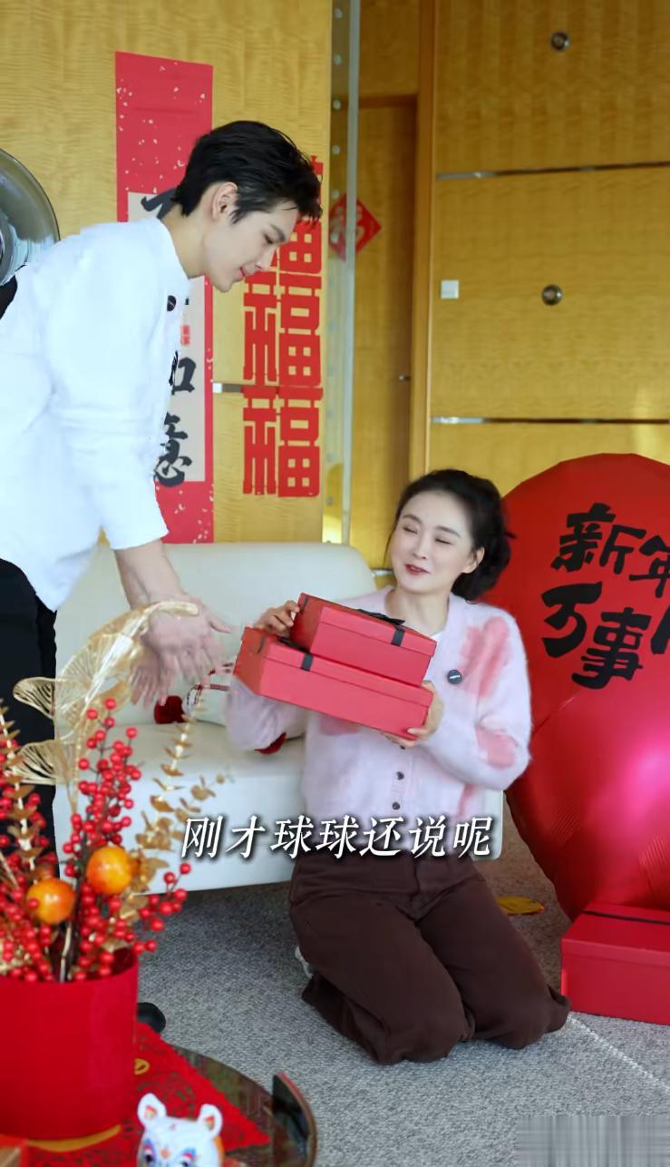 王艳儿子帅到认不出！19岁球球和妈妈一起布置豪宅 高又帅比例绝佳