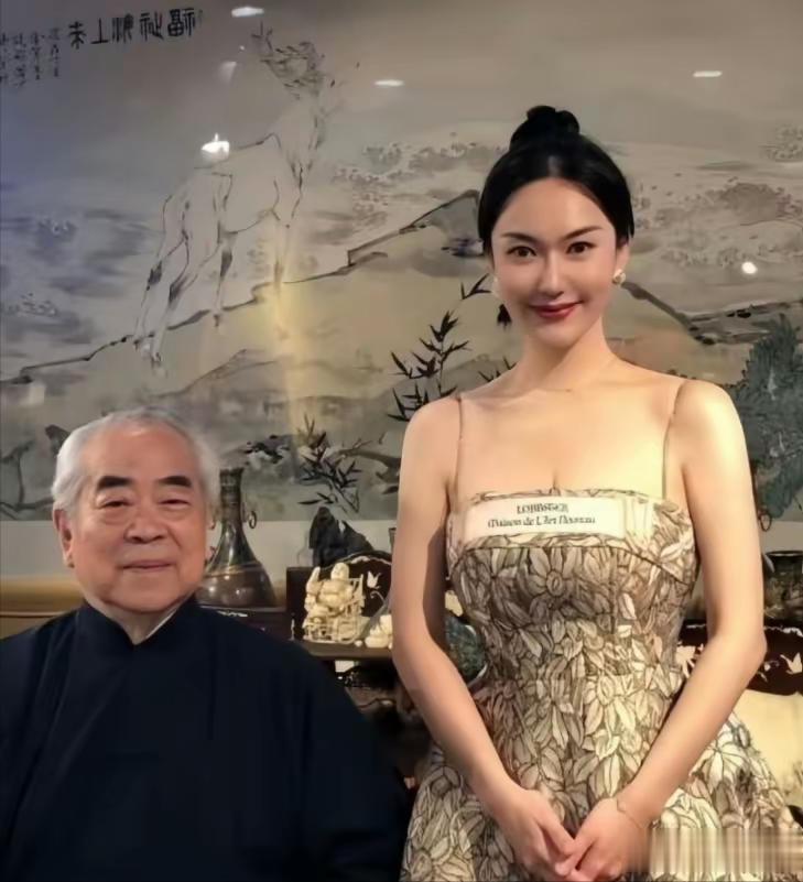 看了86岁刘诗昆携娇妻、幼子戏水的画面，才明白87岁范曾输到哪了