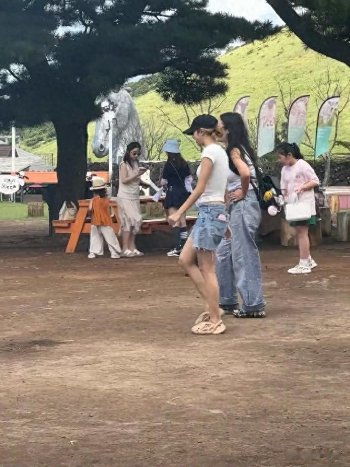 偶遇Lisa在济州岛度假，失去滤镜的Lisa让人认不出，粉丝很难接受