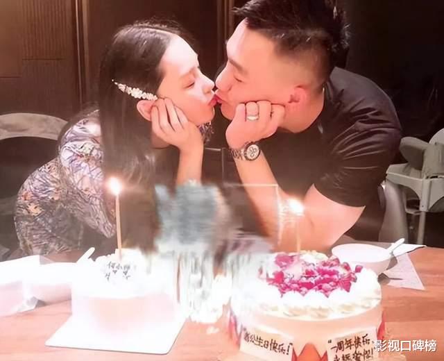 张馨予夫妻俩看演唱会,何捷戴着口罩,眉眼很英气,稳重又帅气