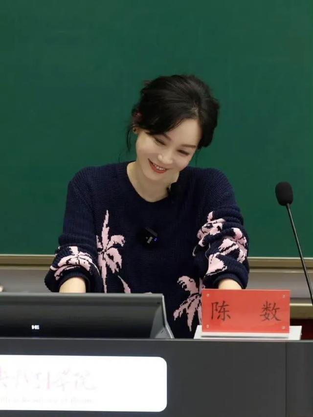 48岁陈数中戏授课!示范戏曲动作被赞教科书级别,这才是顶级优雅