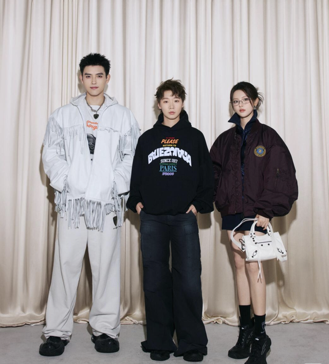 王曼昱到底算不算美女？看她和张小斐站在一起，结果一目了然！