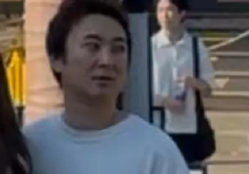 懒懒真被甩了!王思聪搂着新女友逛游乐场,新女友没懒懒漂亮