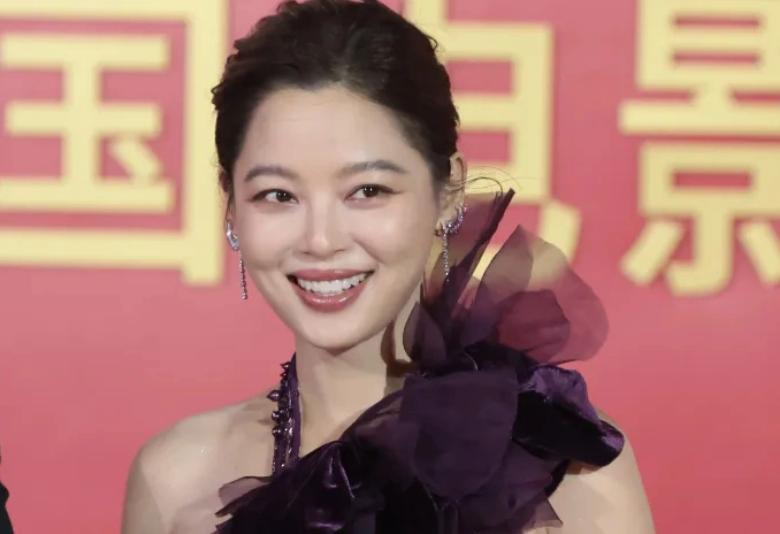 金鸡奖这一夜，辛芷蕾、关晓彤圆润发福，男明星造型普遍拉垮！