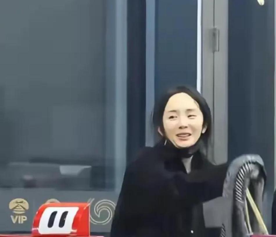 素颜杨幂机场现身,发量稀疏、眼窝凹陷,治好了我们的容貌焦虑