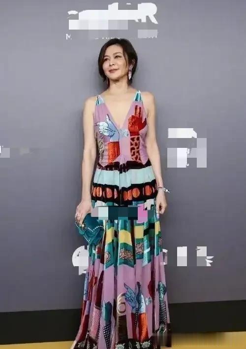 63岁关之琳新剪了短发年轻30岁,穿深V领连衣裙,美得像换了个人