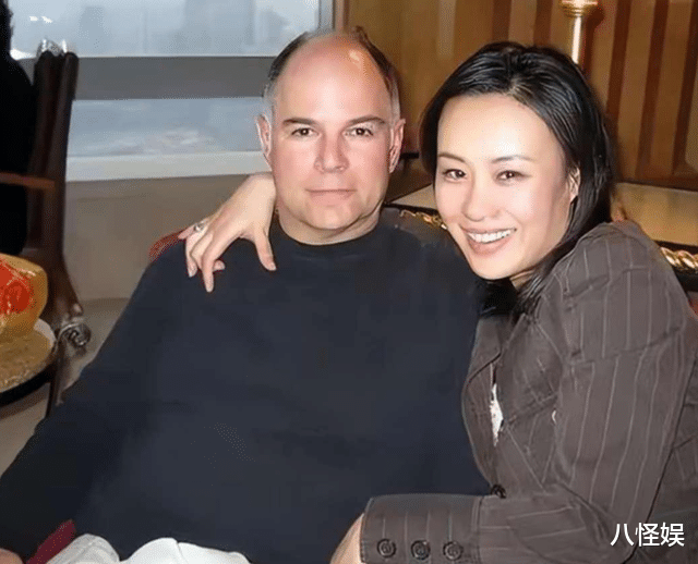 邬君梅家庭聚餐,84岁朱曼芳老的快认不出来,母女喝啤酒感情真好