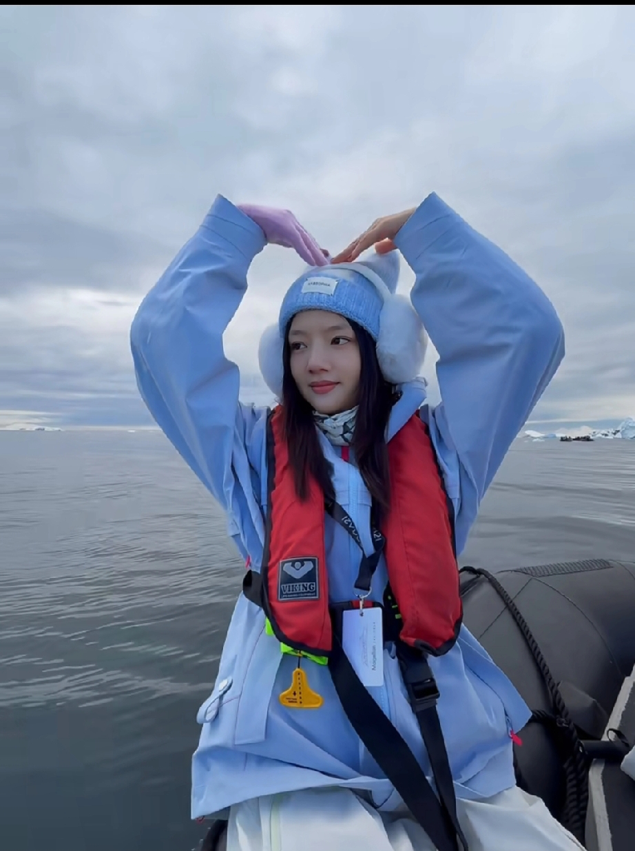 任敏太猛了，生理期第2天穿泳衣南极跳海，网友辣评：无知者无畏