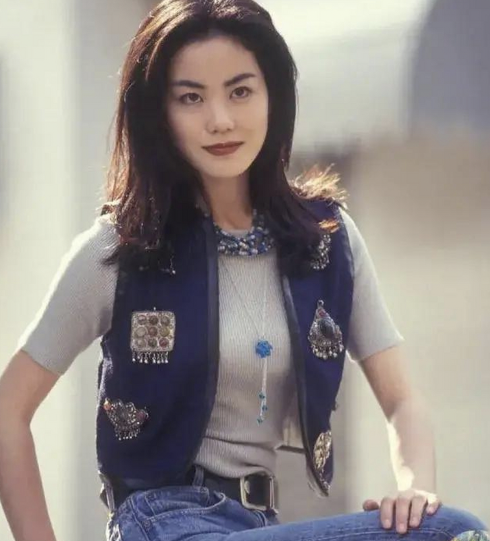 55岁王菲五登春晚,一首歌唱罢,在乐坛江湖地位无可撼动