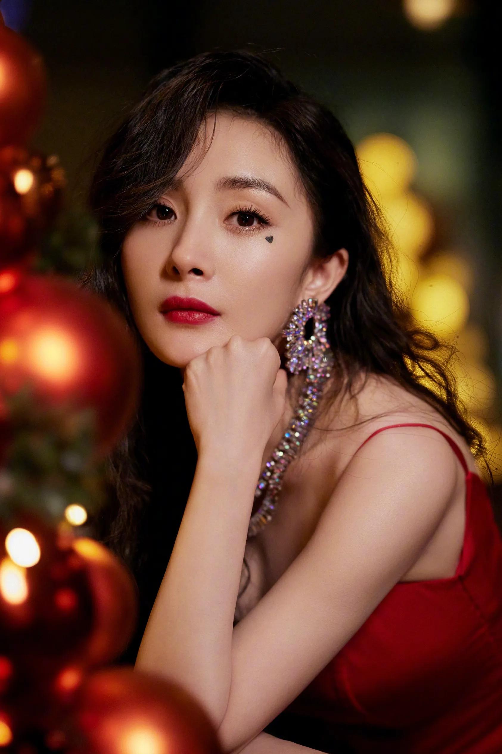 杨幂红色吊带裙，大红唇明艳照人