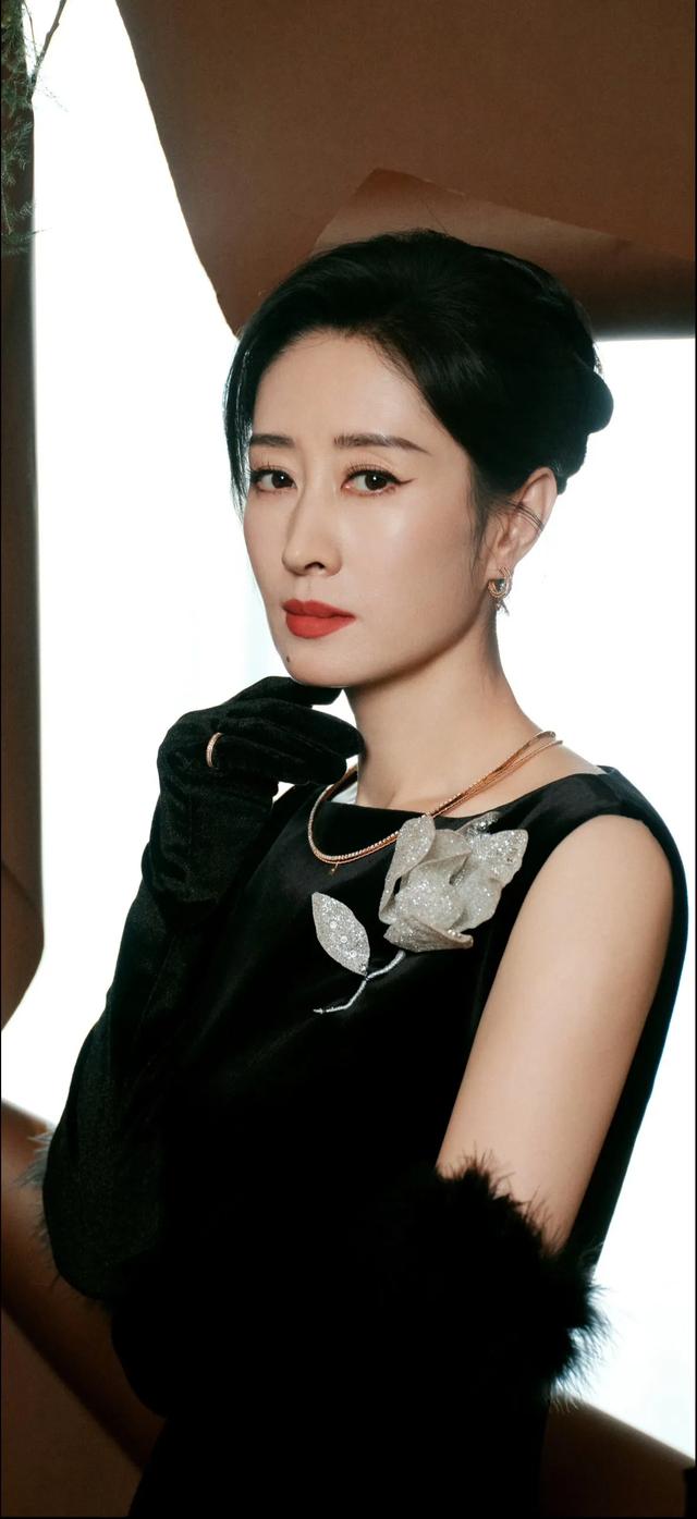 越老越香的女明星大姐刘敏涛应该算一位 刘敏涛最新写真优雅霸气