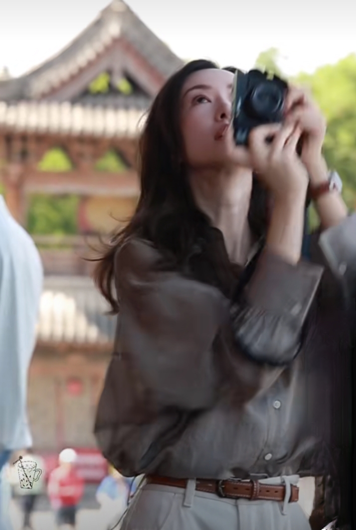 网友偶遇韩雪在古风景点游玩，穿浅灰衬衫配米白阔腿裤，知性优雅