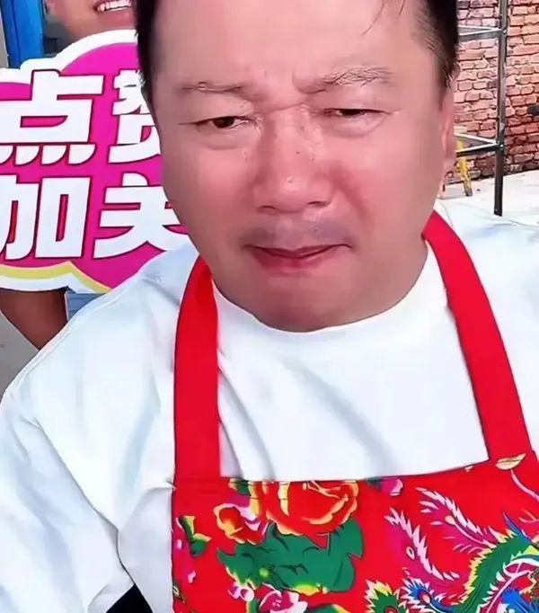 56岁谢广坤三亚带货样貌憔悴，前妻孙小雨直言：为了29岁三婚娇妻