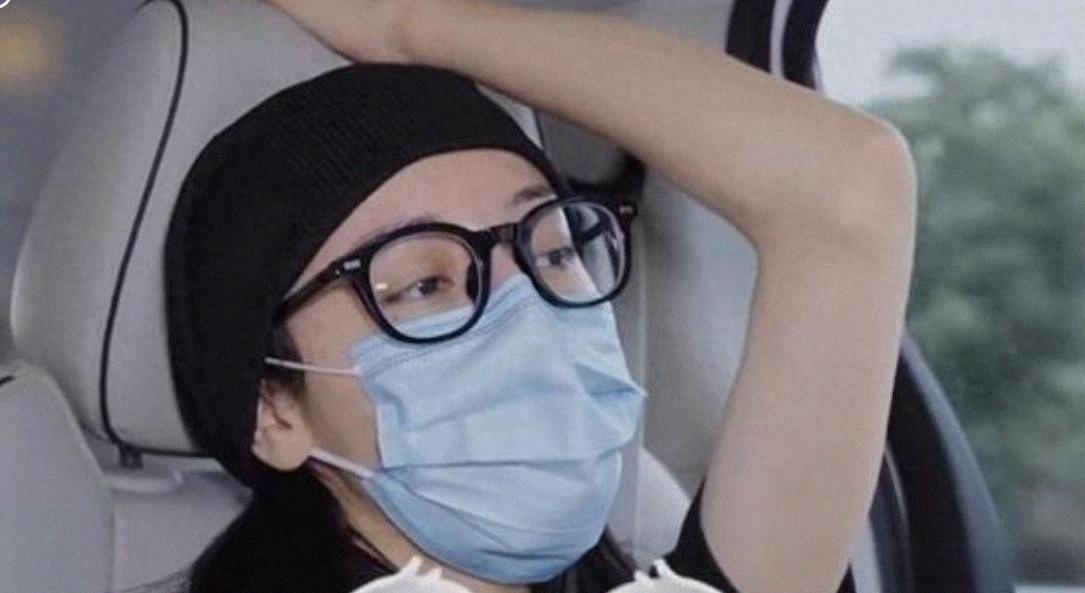 迪丽热巴近照难掩疲态，脸僵眼肿双腿粗壮，不如穿深V的张俪惊艳