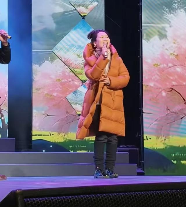 62岁何赛飞最新穿搭：羽绒服+围巾+黑裤子，保暖时髦，美得像42岁