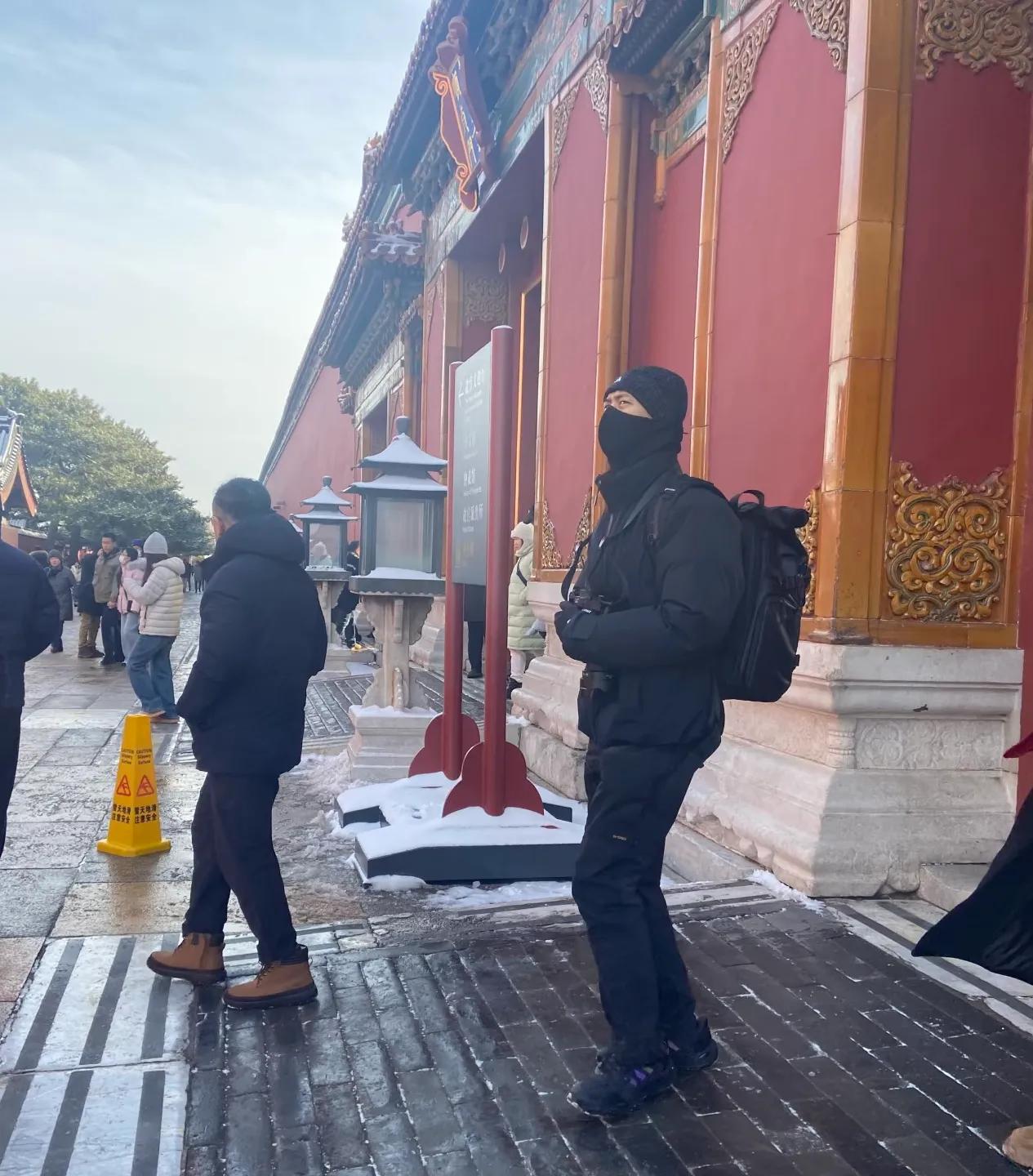 李现一身黑色穿搭,包裹严实化身摄影师,在故宫拍初雪被认了出来