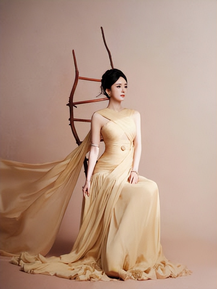 杨幂这状态绝了!白到发光,妥妥的白月光天花板。