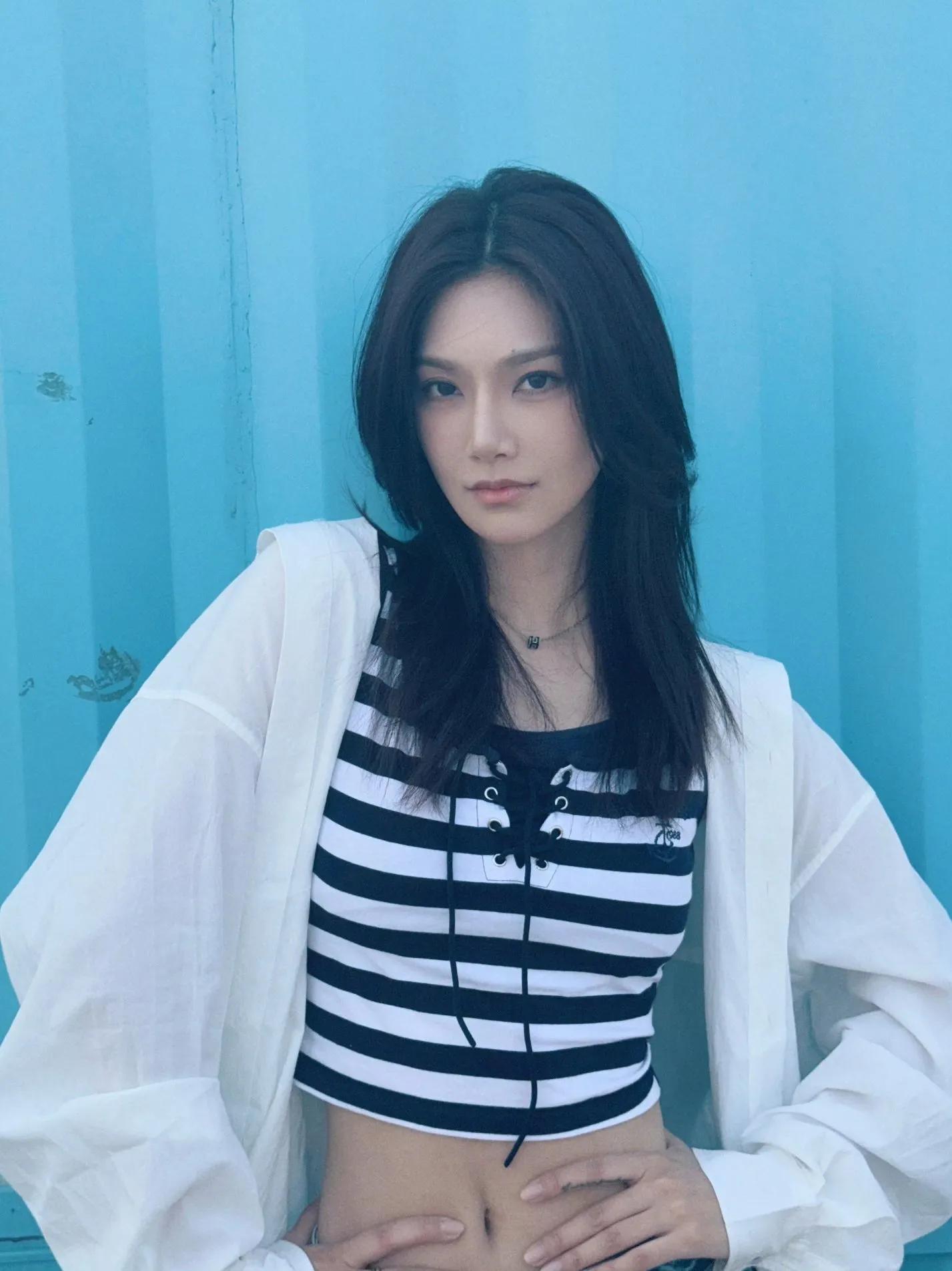 曾可妮性感露脐装