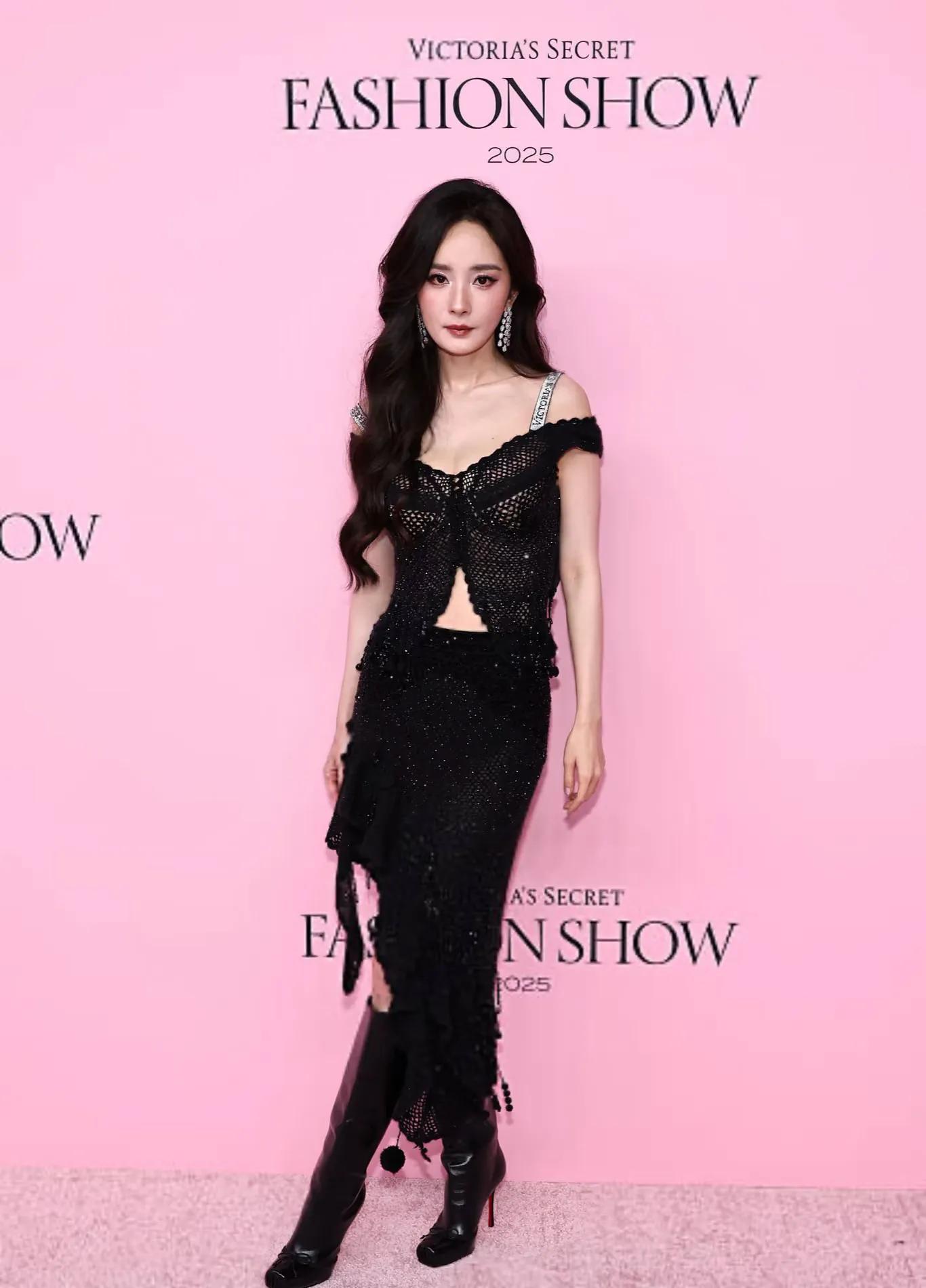 杨幂亮相维密大秀，身穿黑色性感纱裙打扮精致，但人却疲惫感十足