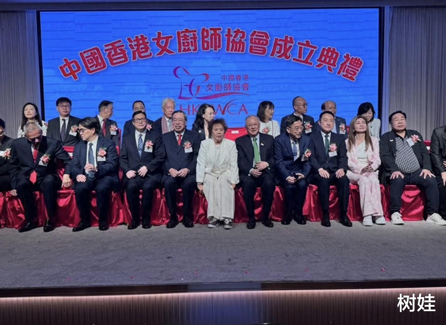 90岁TVB绿叶出席晚宴，与嘉宾一起站着唱国歌，中气十足唱得用力